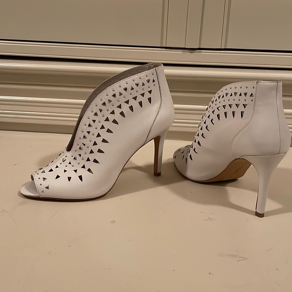 Vince Camuto Shoes - Vince Camuto size 8 white like new leather booties 4” heel UEC